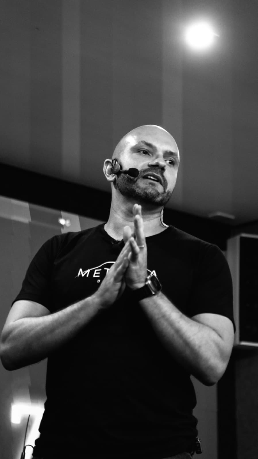 Vini Athayde apresentando ao vivo, no palco de um workshop.